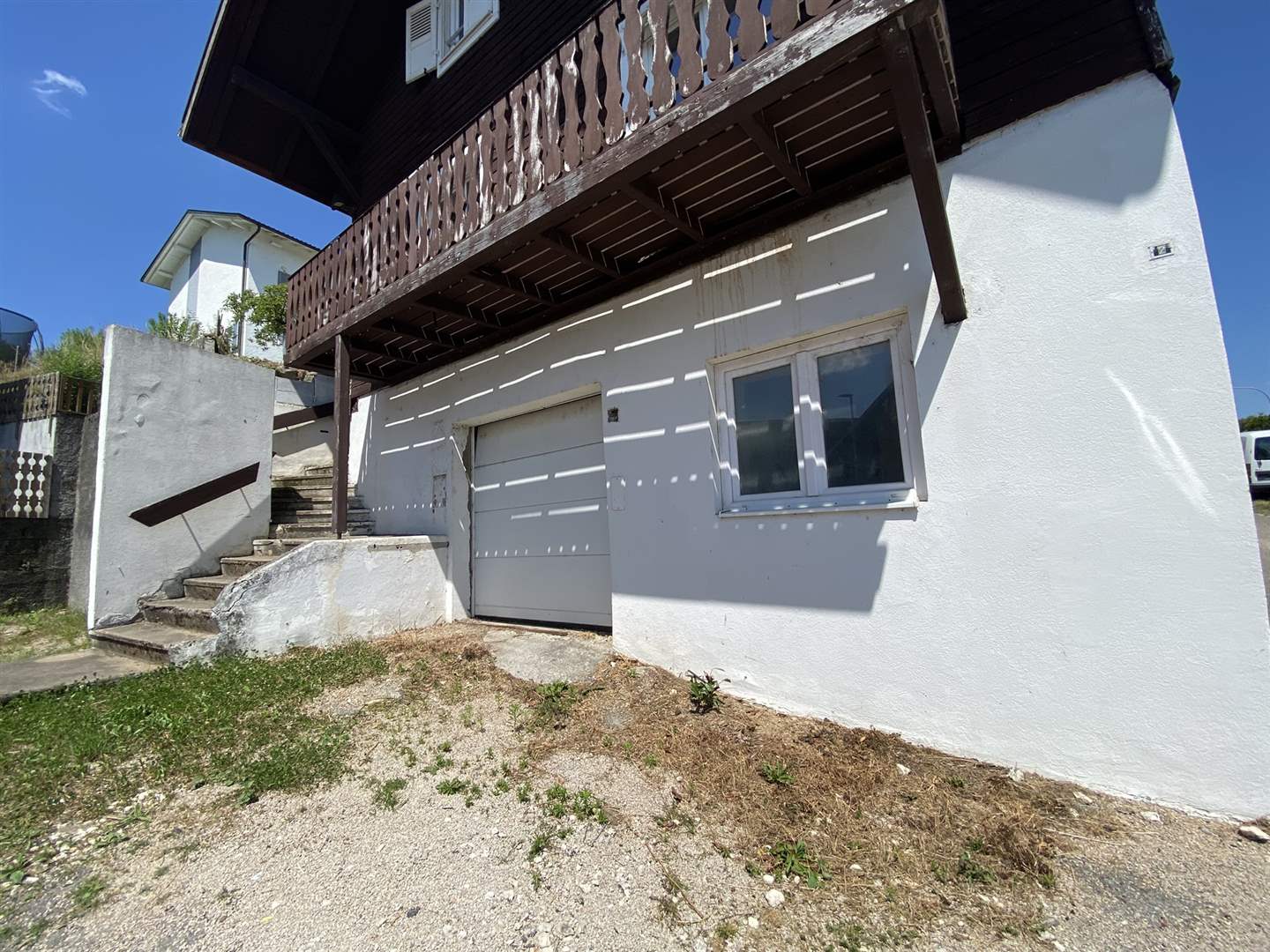 Außenansicht eines Hauses mit Balkon