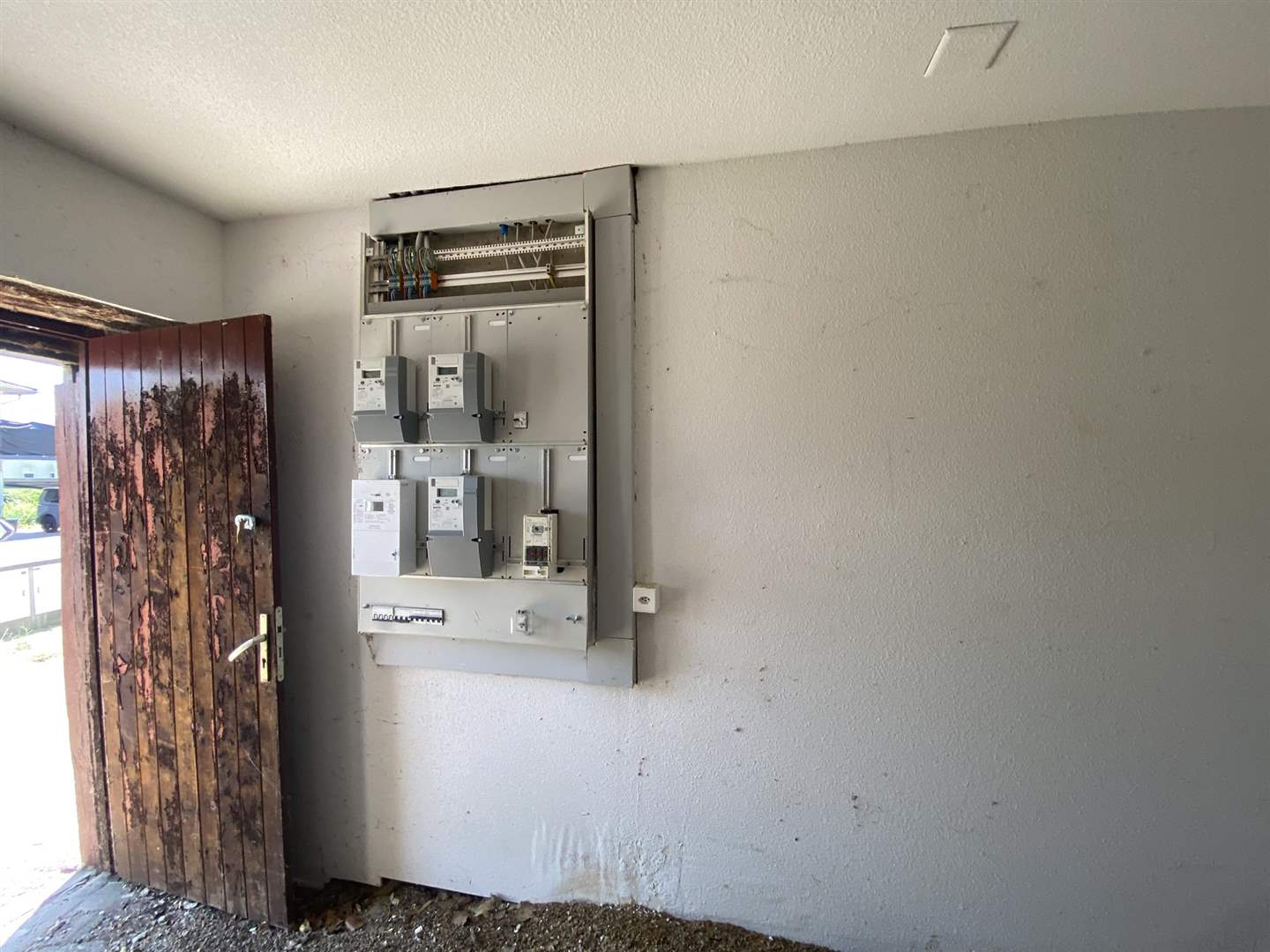 Elektrikraum mit offener Tür