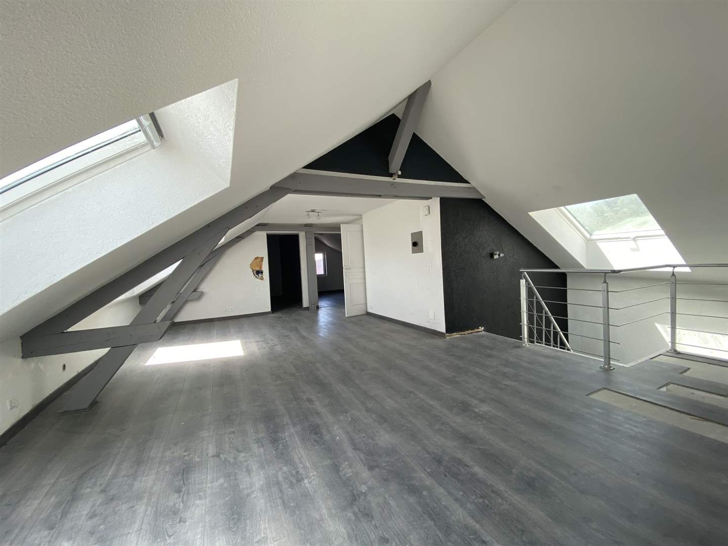 Dachgeschossausbau mit sichtbaren Dachbalken