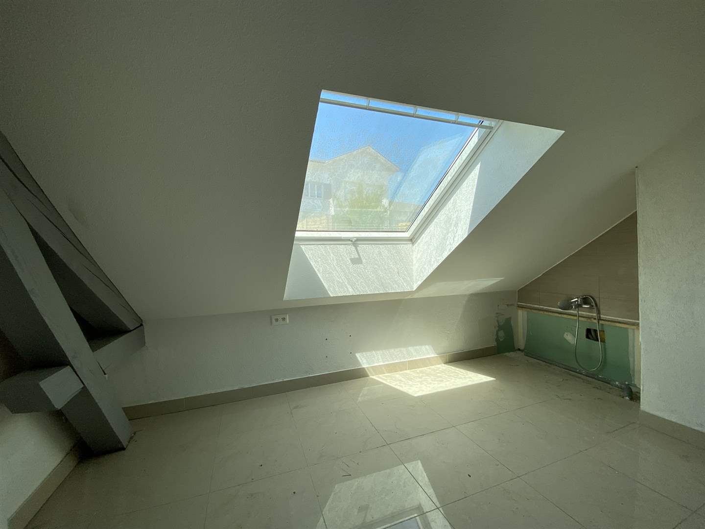 Dachgeschossraum mit Dachfenster