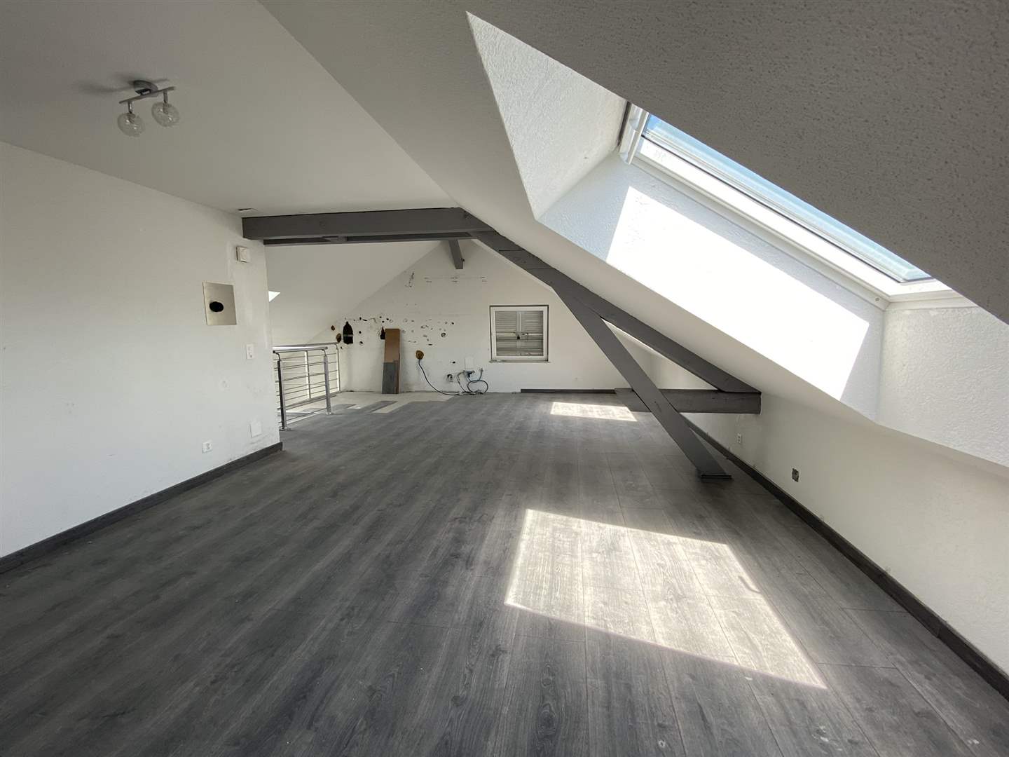 Ausgebauter Dachbodenraum mit Dachfenster