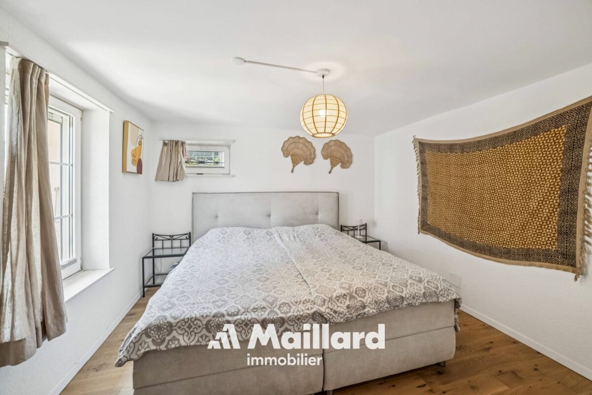 Helles Schlafzimmer mit Doppelbett