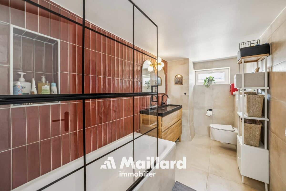 Modernes Badezimmer mit begehbarer Dusche und WC