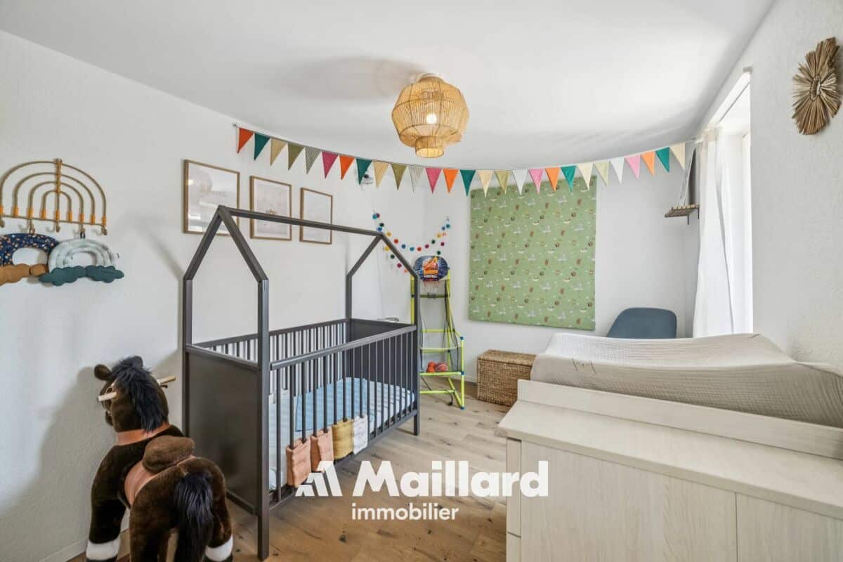 Kinderzimmer mit dekorativer Einrichtung