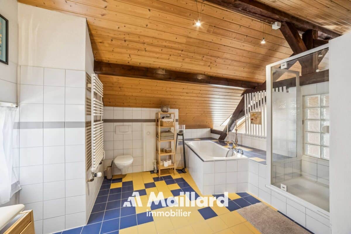 Dachgeschoss-Badezimmer mit Holzdecke