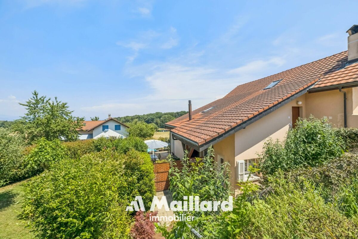 Außenansicht eines Wohnhauses mit Garten