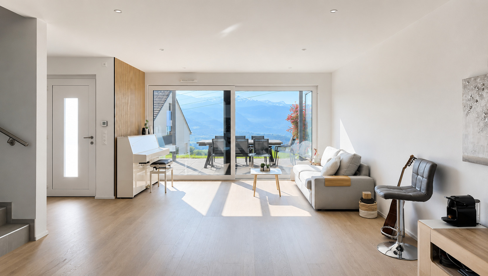 Heller Wohnraum mit Panoramablick