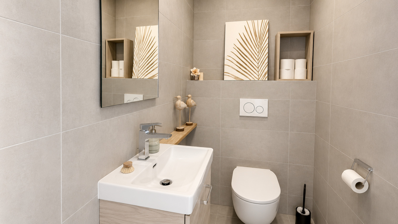 Modernes Gäste-WC mit Naturtönen
