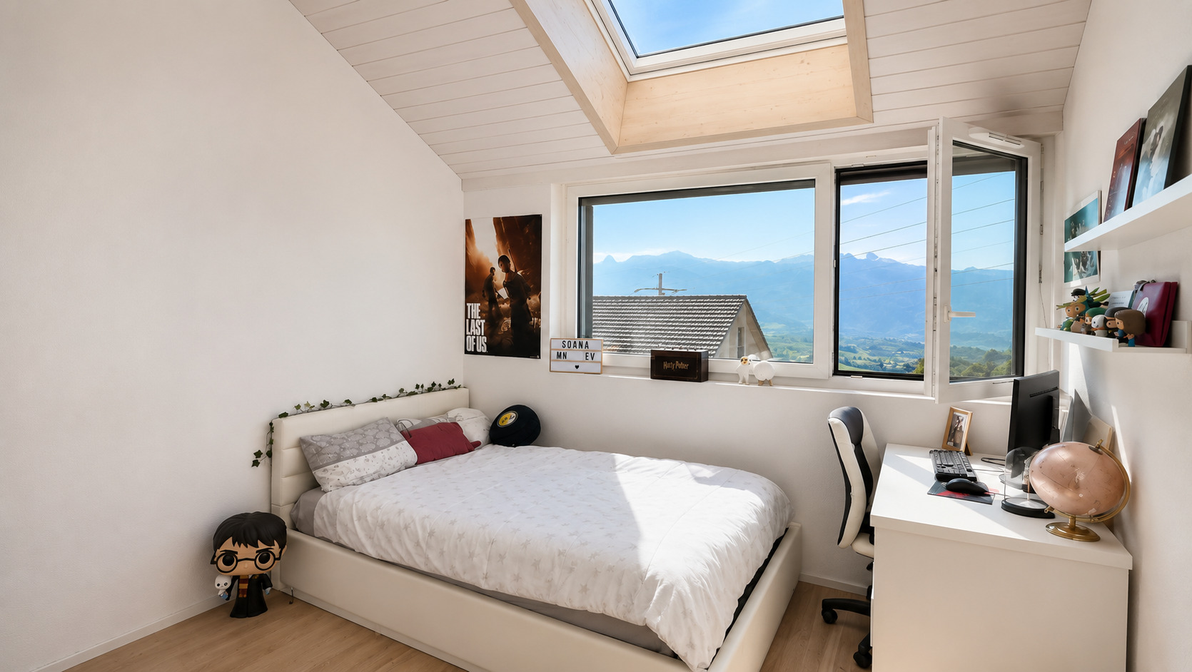 Helles Dachgeschoss-Schlafzimmer mit Arbeitsplatz und Bergblick
