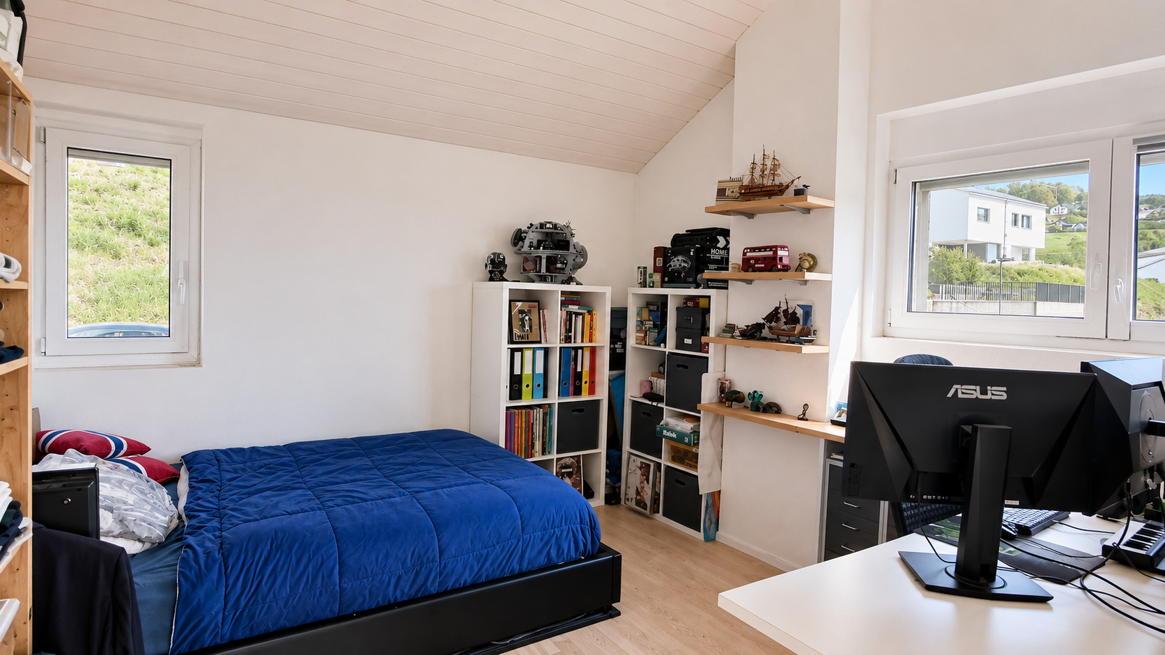 Arbeits- und Schlafzimmer mit Dachschräge