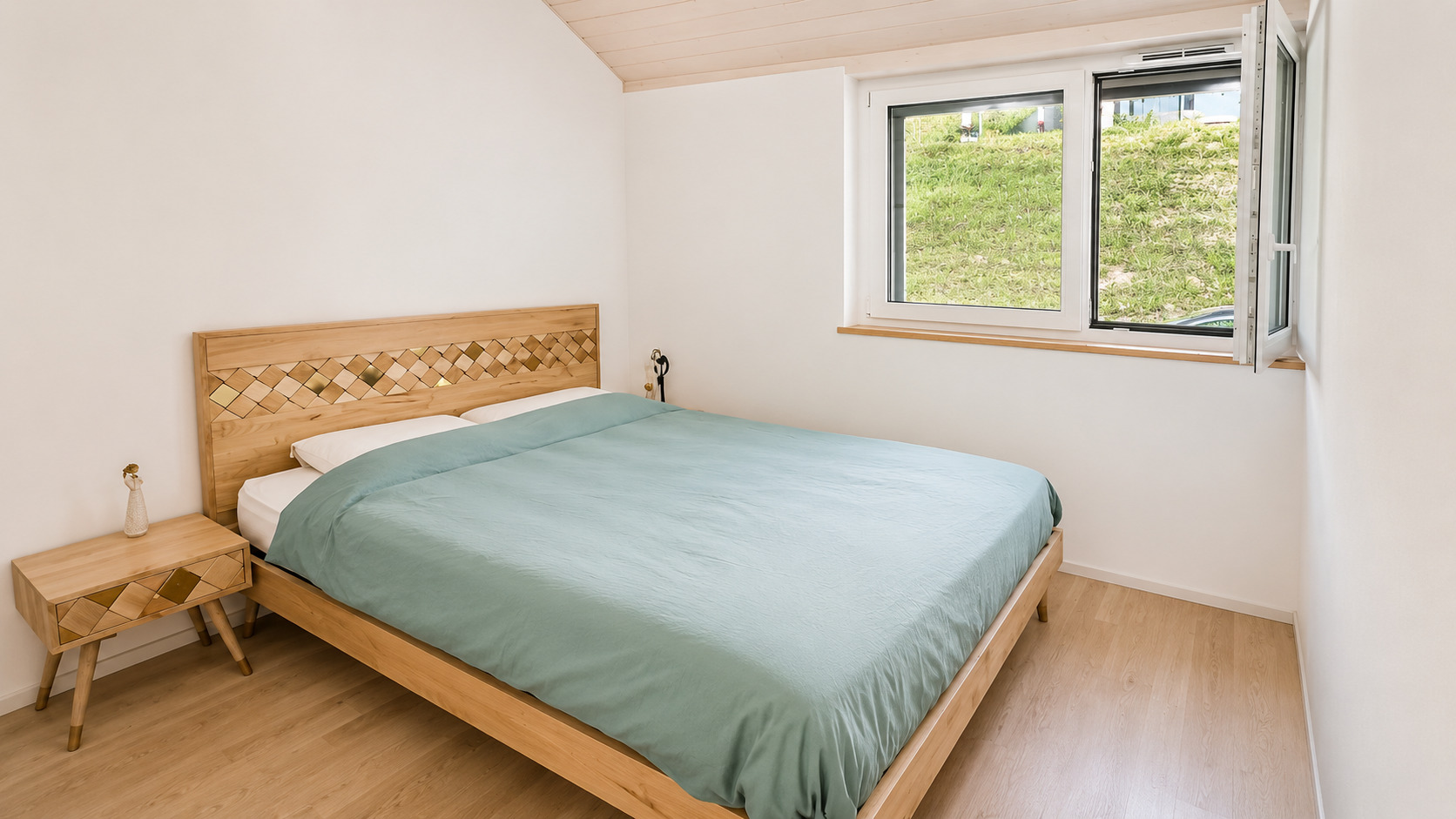 Helles Schlafzimmer mit Naturholz-Möbeln