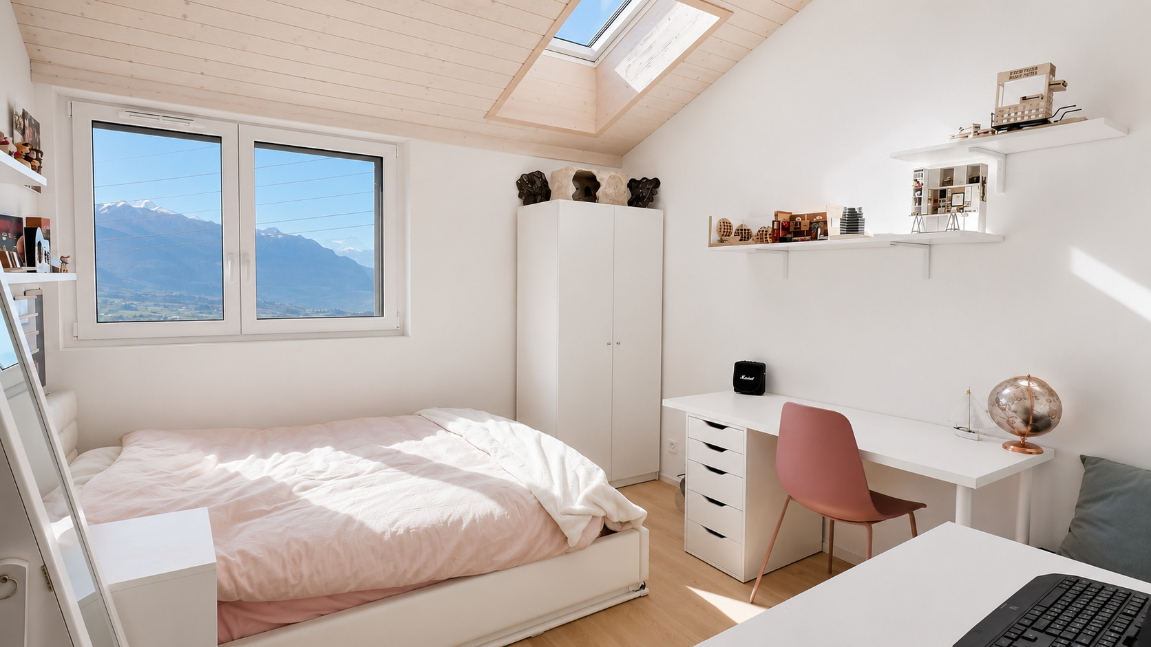 Helles Schlafzimmer mit Dachfenster und Bergblick