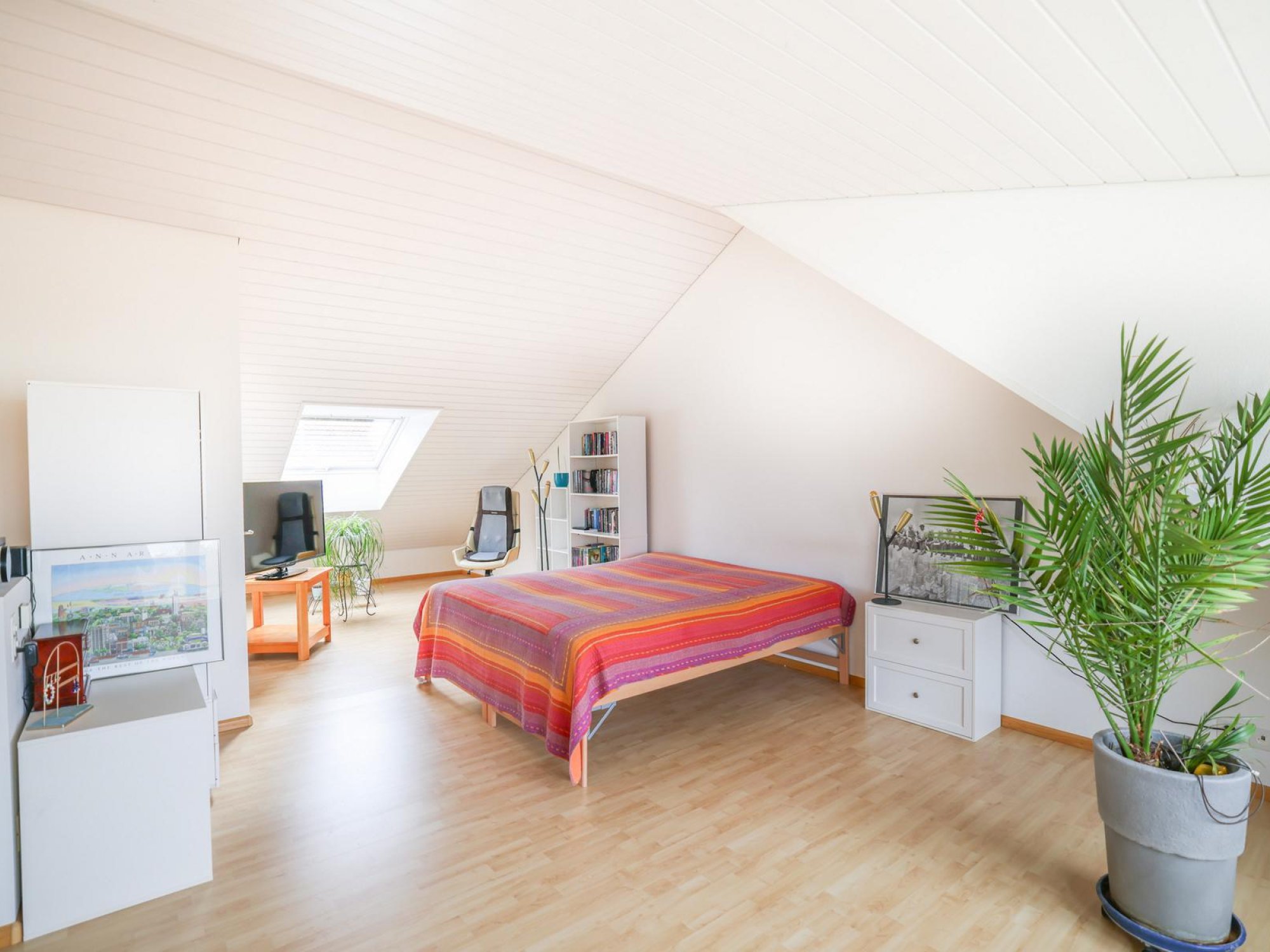 Helles Dachgeschoss-Schlafzimmer