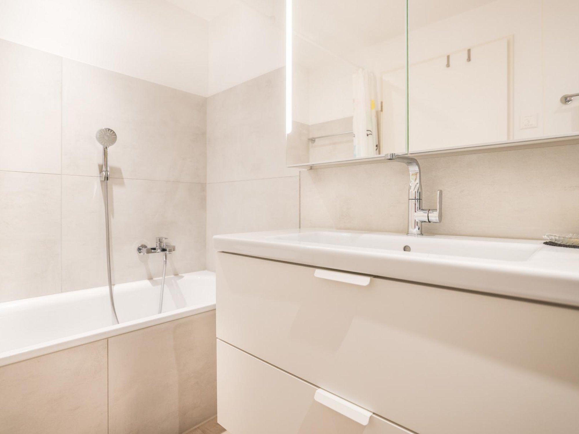 Modernes Badezimmer mit Badewanne und Waschtisch