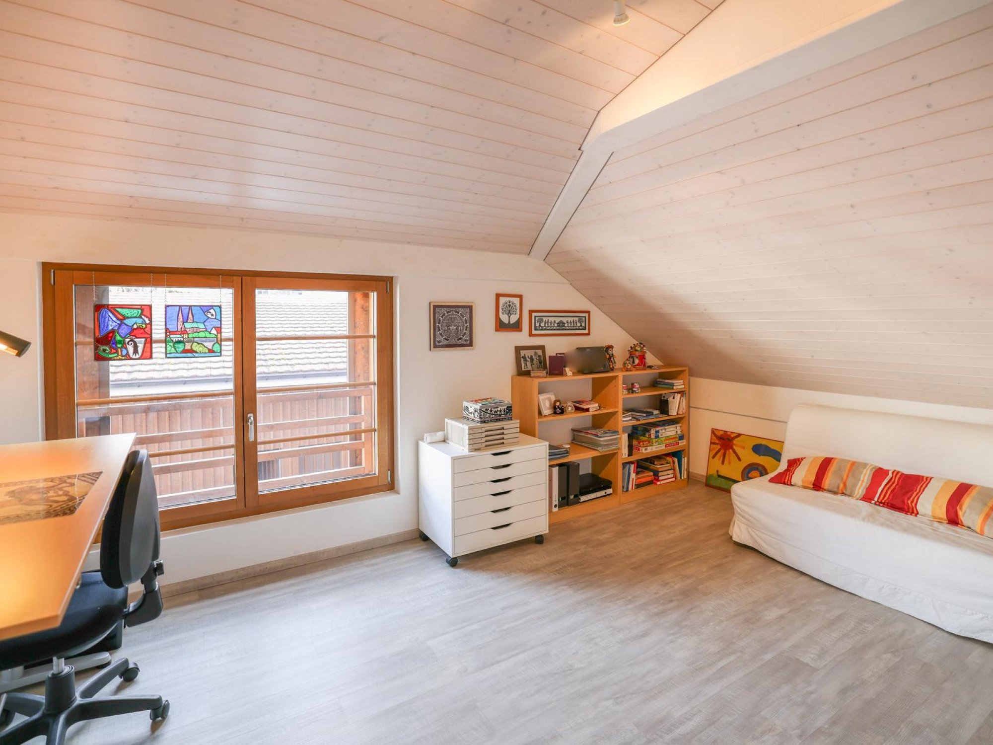 Helles Dachzimmer mit Schlaf- und Arbeitsbereich
