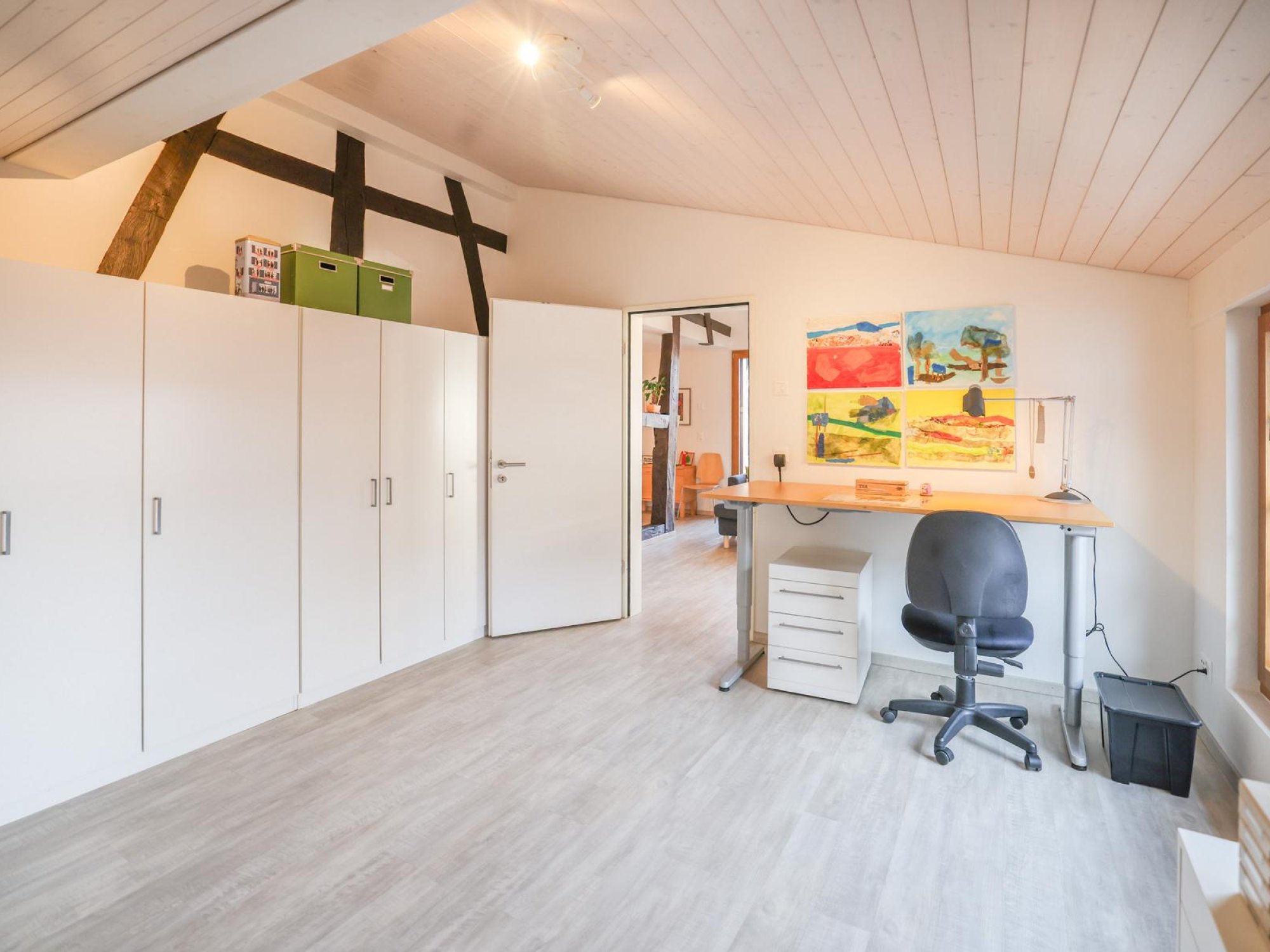 Helles Arbeitszimmer mit Dachschrägen