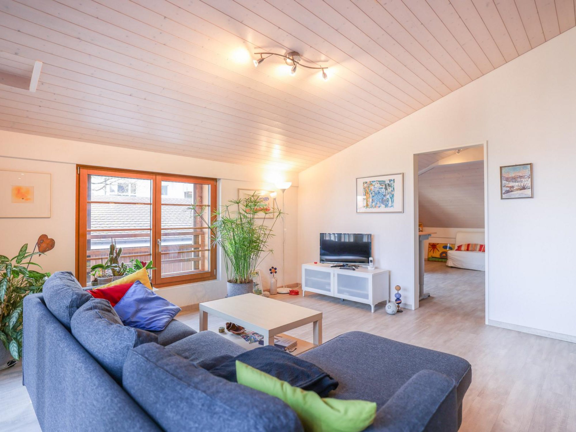 Helles Wohnzimmer mit Dachschräge
