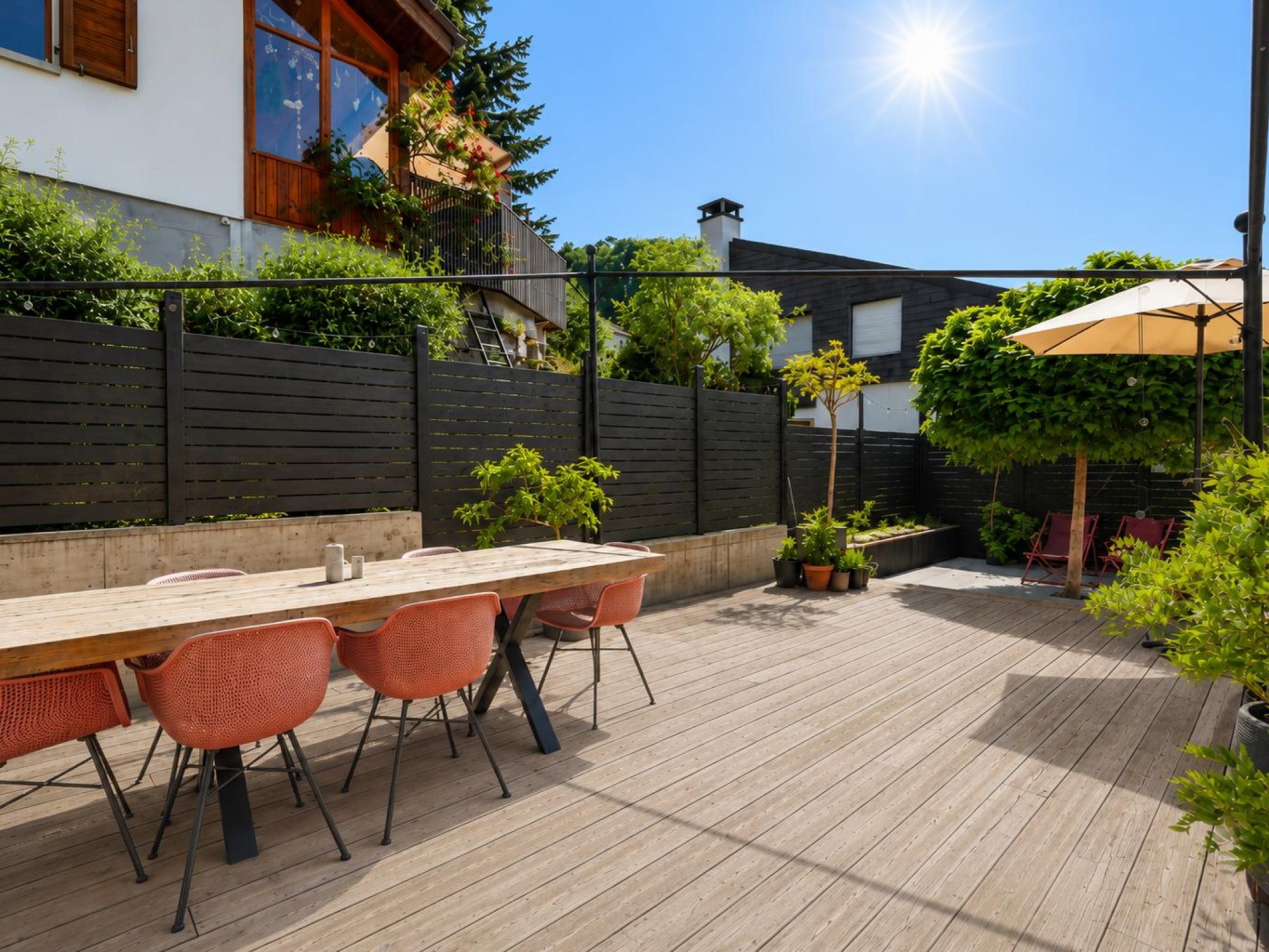 Sonnige Gartenterrasse mit Essbereich