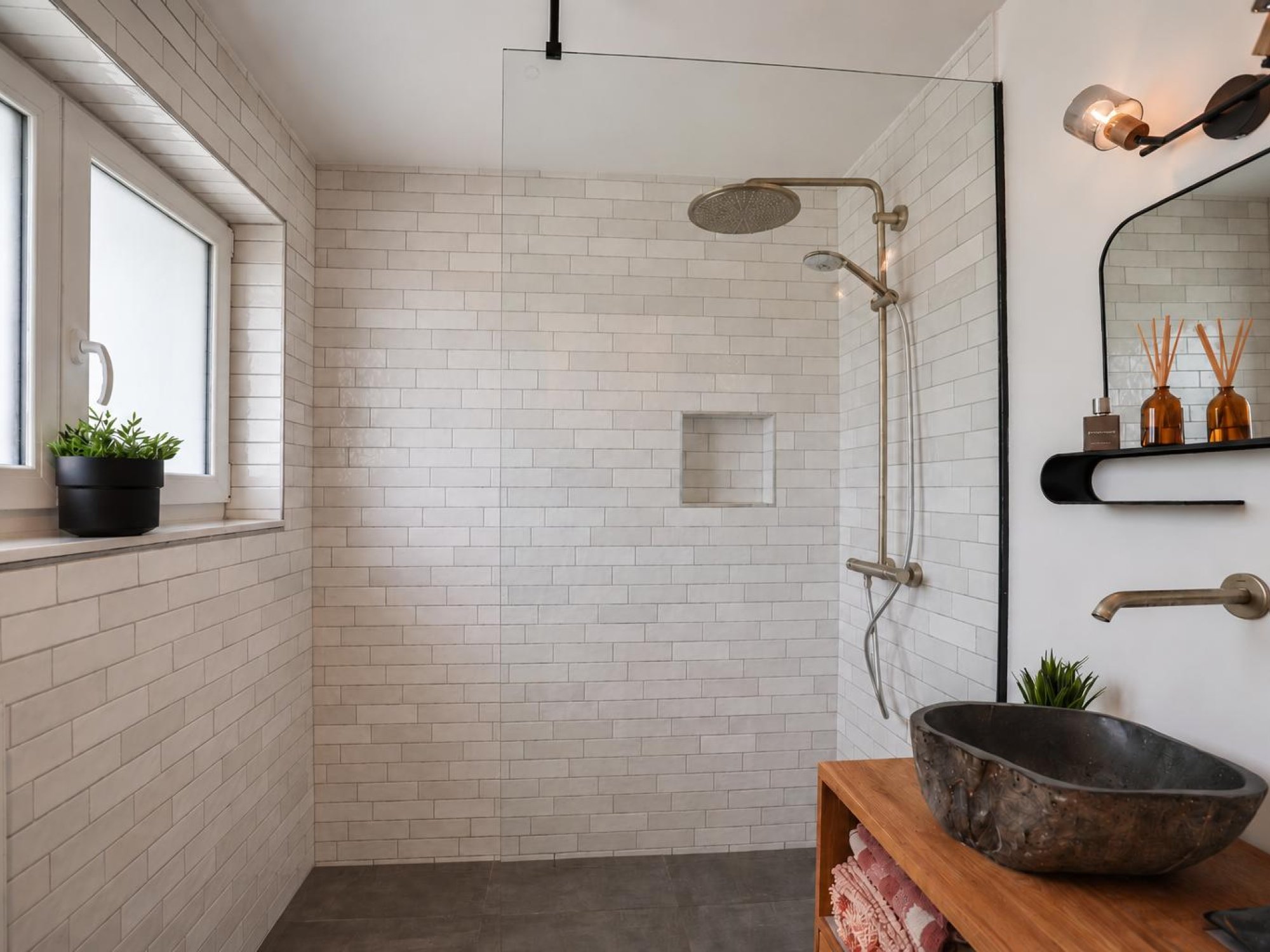 Modernes Badezimmer mit begehbarer Dusche