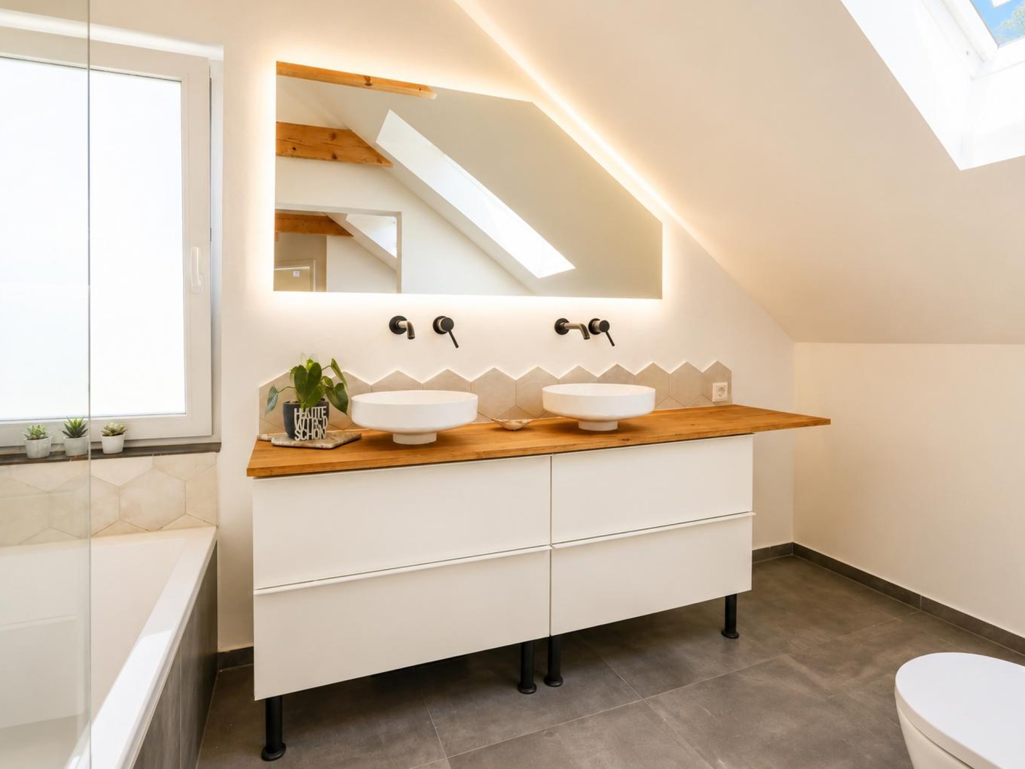 Modernes Dachgeschoss-Badezimmer mit Doppelwaschtisch