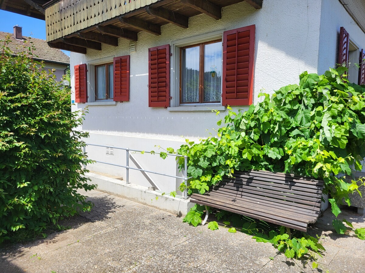 Außenansicht einer Wohnhausfassade mit grünen Pflanzen