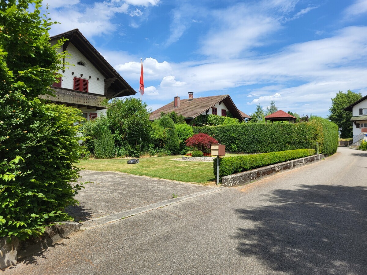 Ruhige Wohnstraße mit gepflegtem Einfamilienhaus und Garten