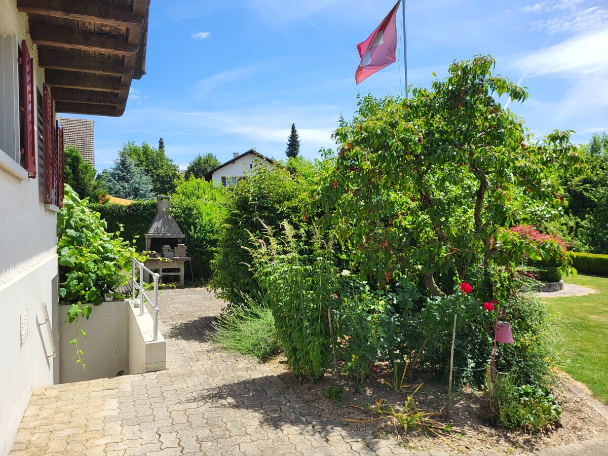 Garten mit Terrasse und Grillplatz