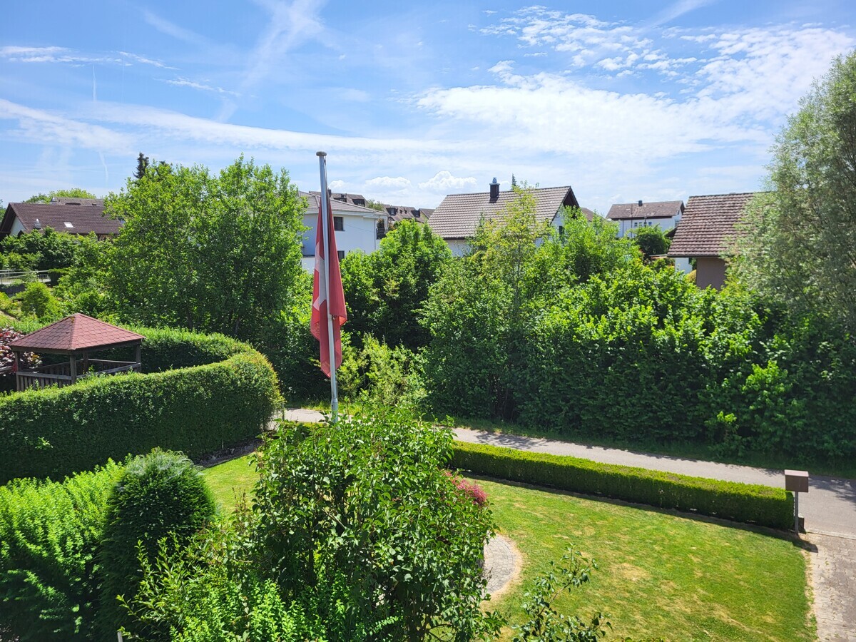 Gartenblick mit umliegender Wohnbebauung