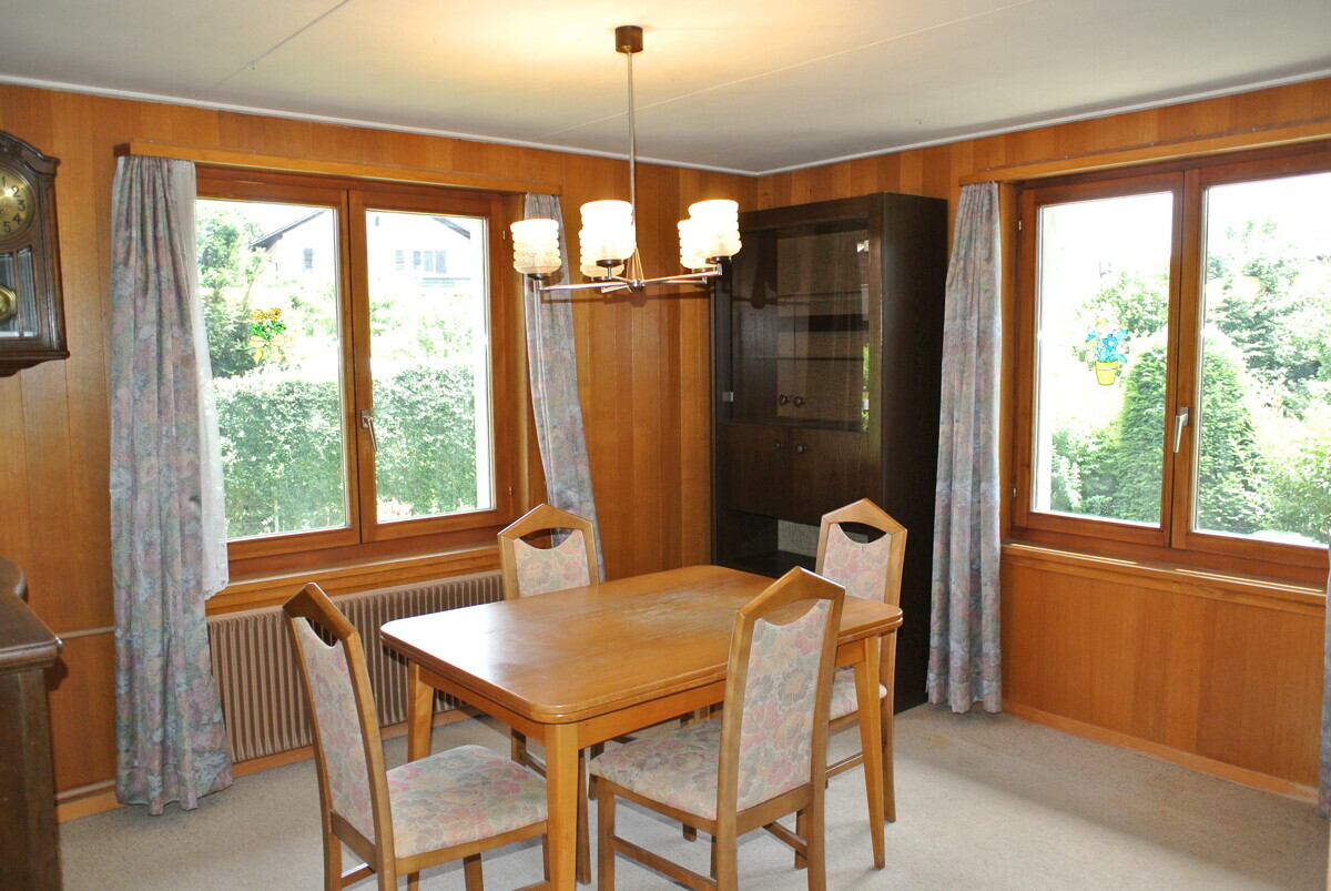 Esszimmer mit Holzvertäfelung