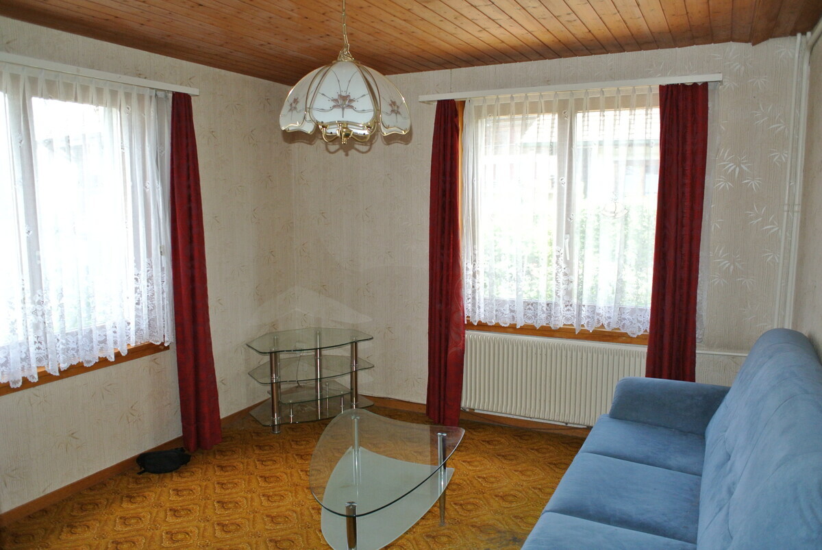 Wohnzimmer mit Holzdecke und großen Fenstern