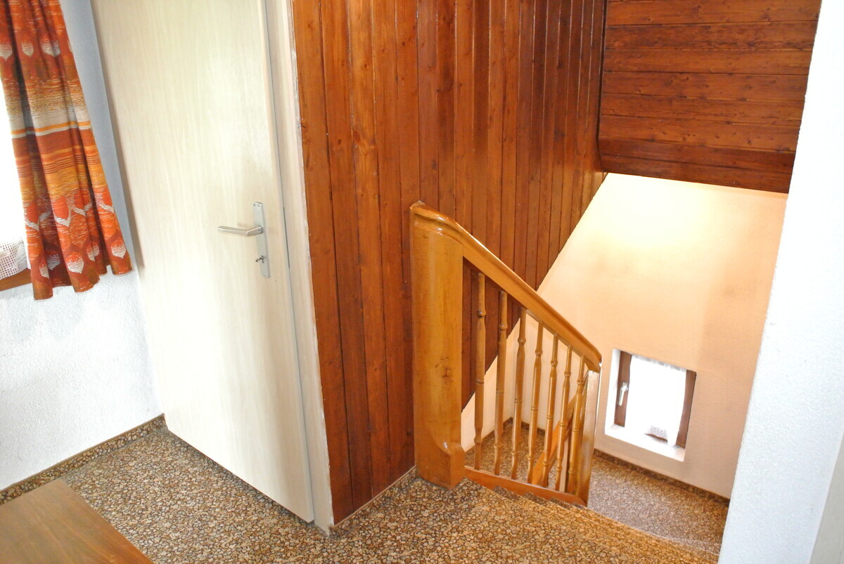Treppenhaus mit Holzverkleidung