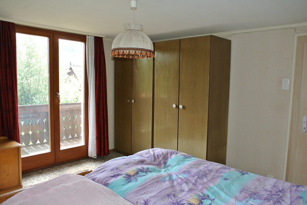 Schlafzimmer mit Balkon und Kleiderschrank