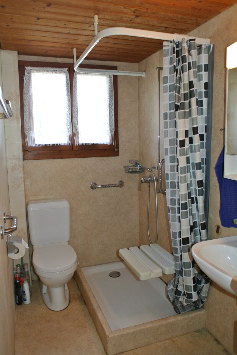 Badezimmer mit Dusche und WC