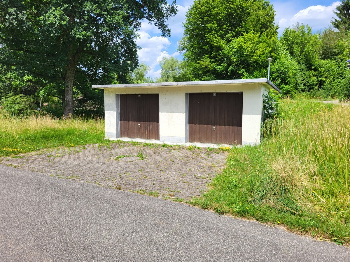 Doppelgarage in grüner Umgebung