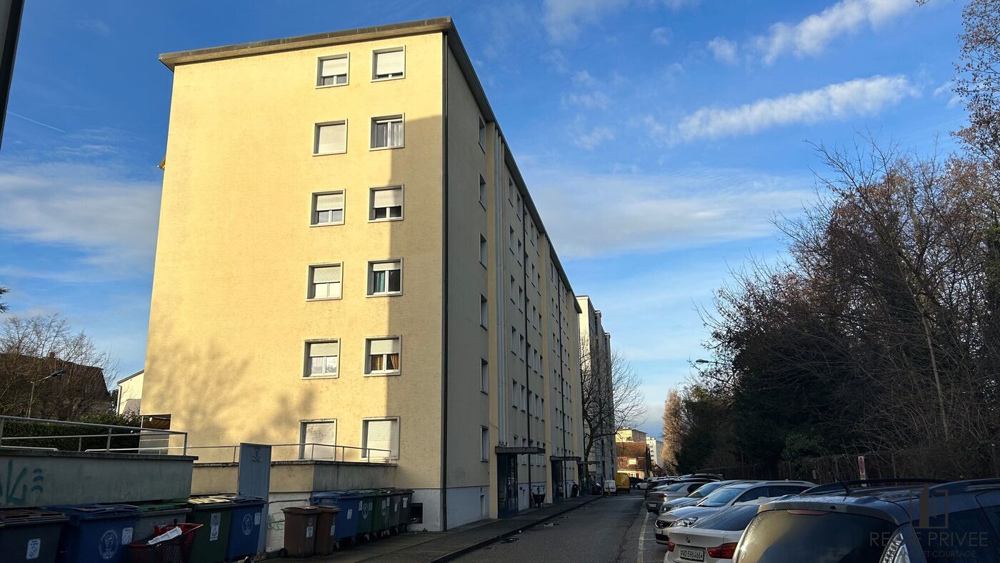 Mehrfamilienhaus mit Zufahrt und Parken