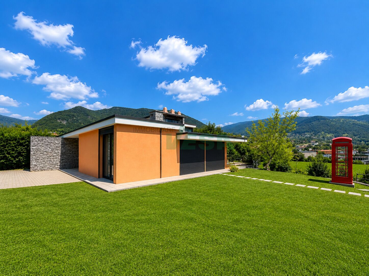 Modernes Einfamilienhaus mit Garten und Bergblick