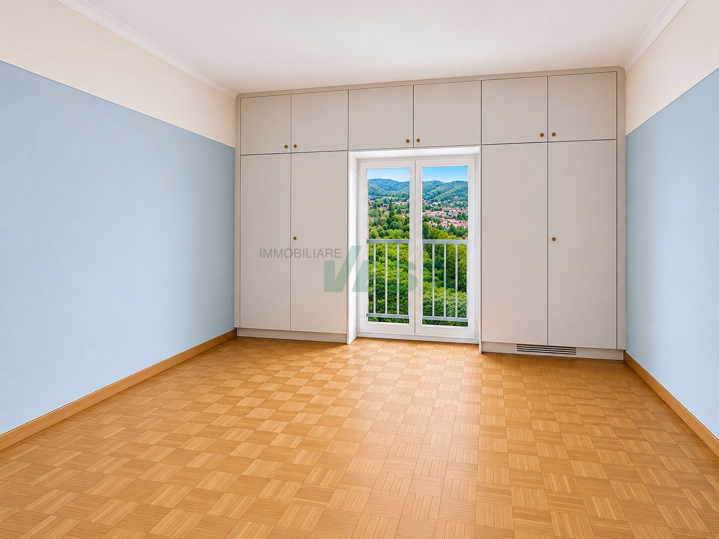 Heller leerer Raum mit Einbauschrank und Balkonblick