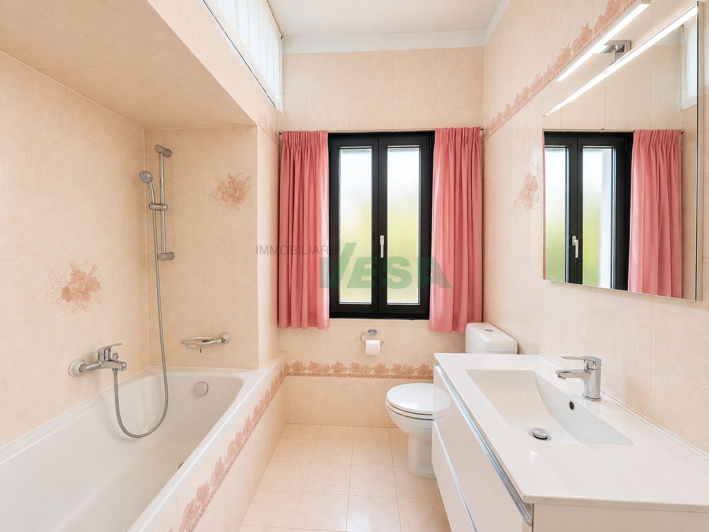 Helles Badezimmer mit Badewanne und Waschtisch