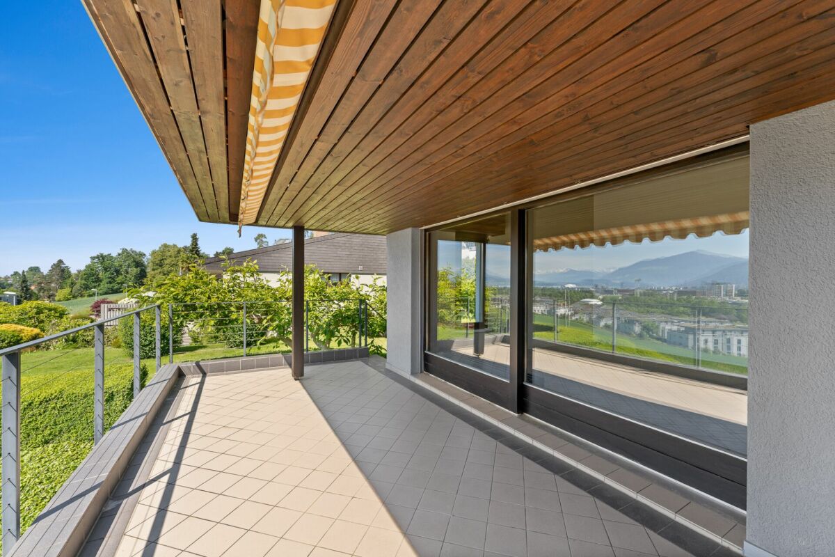 Überdachte Terrasse mit Bergblick