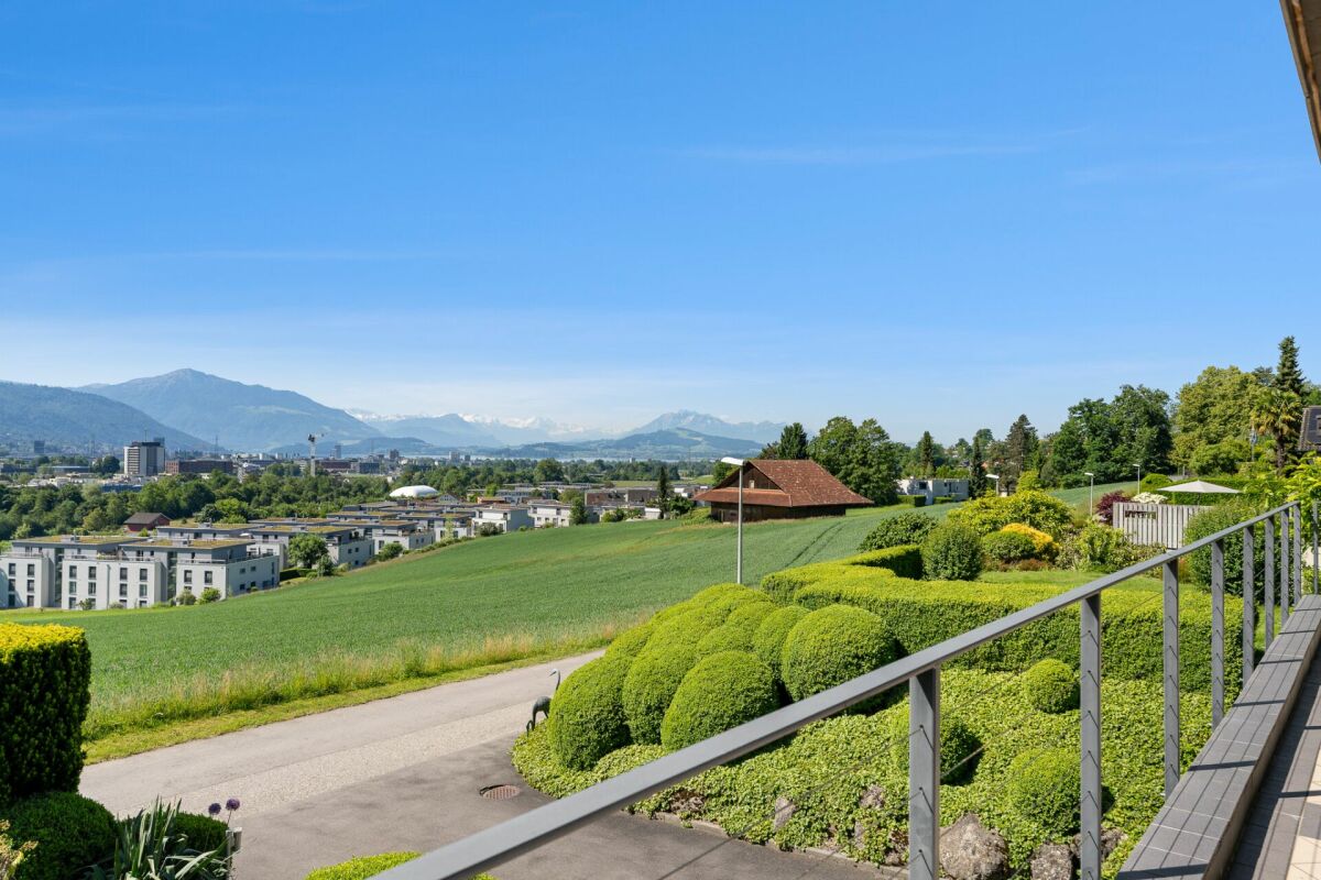 Panoramablick über eine gepflegte Garten- und Stadtlandschaft