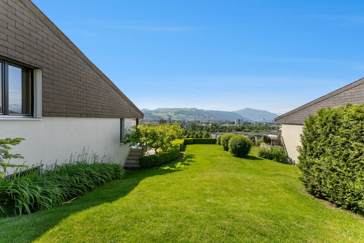 Garten mit Bergblick zwischen zwei Häusern