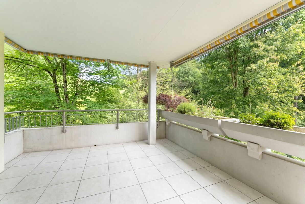 Überdachter Balkon mit Grünblick