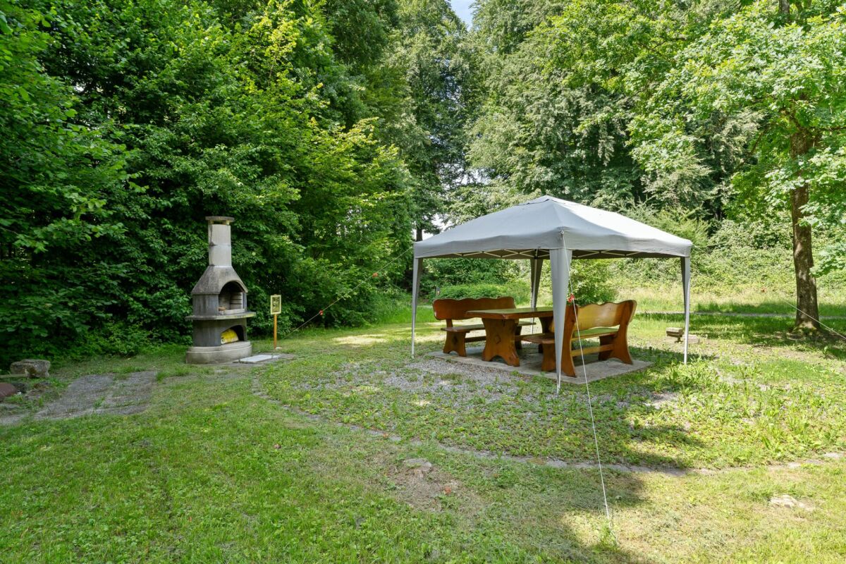 Garten mit Grillplatz und Pavillon