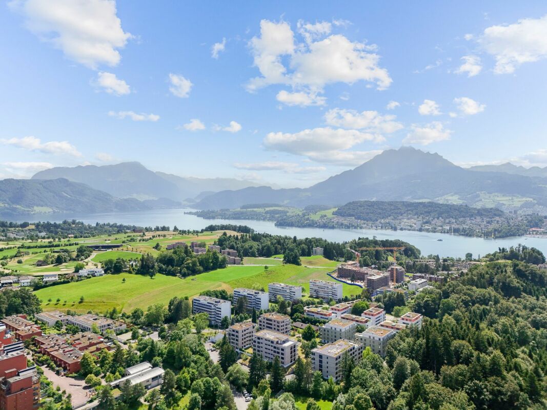 Panoramablick auf See und Berge