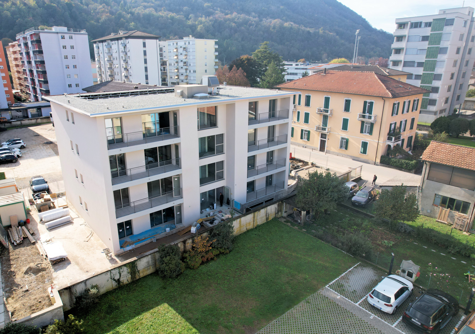Wohnanlage mit Neubau und Altbau im Hanggebiet