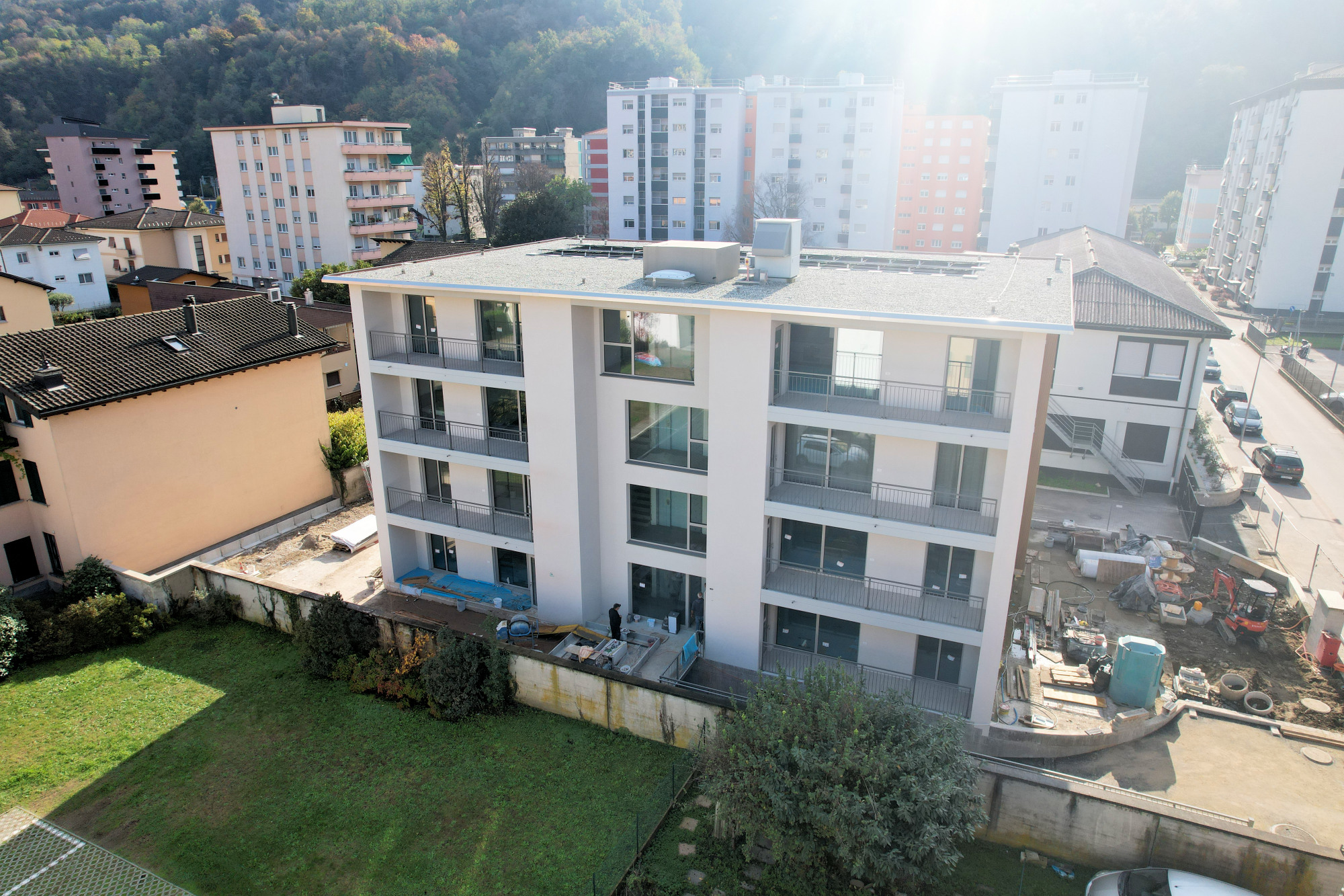 Mehrfamilienhaus mit Baustelle im Innenhof