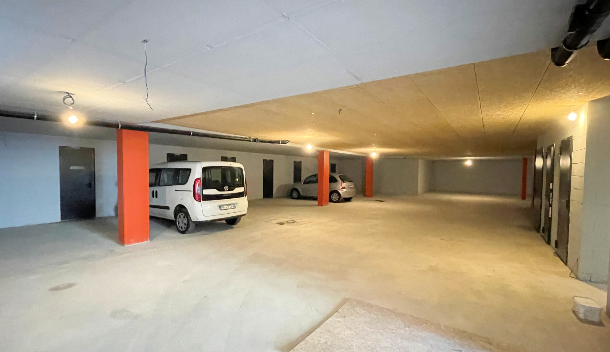 Tiefgarage mit parkenden Fahrzeugen