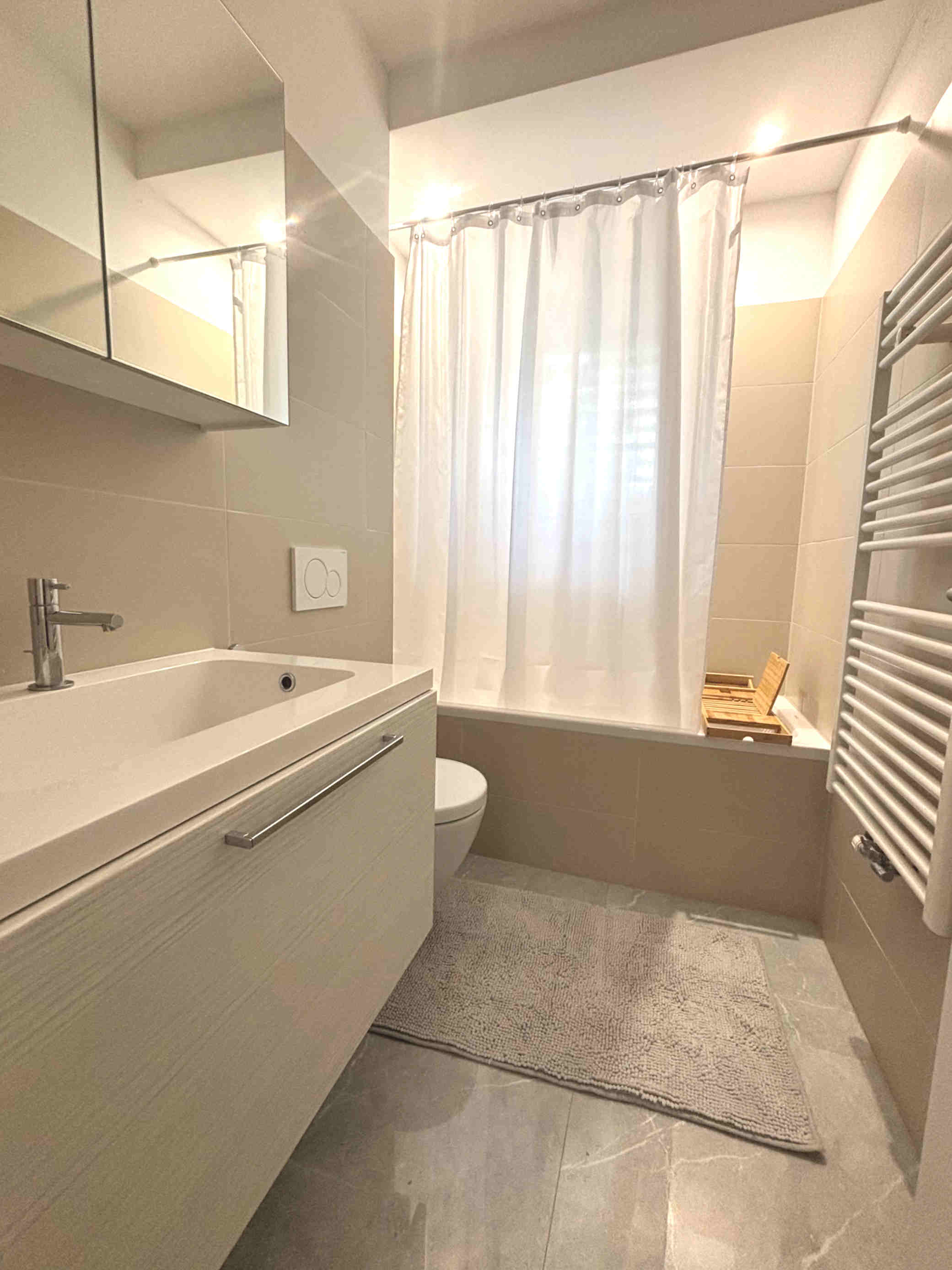 Modernes Badezimmer mit Badewanne und Waschtisch