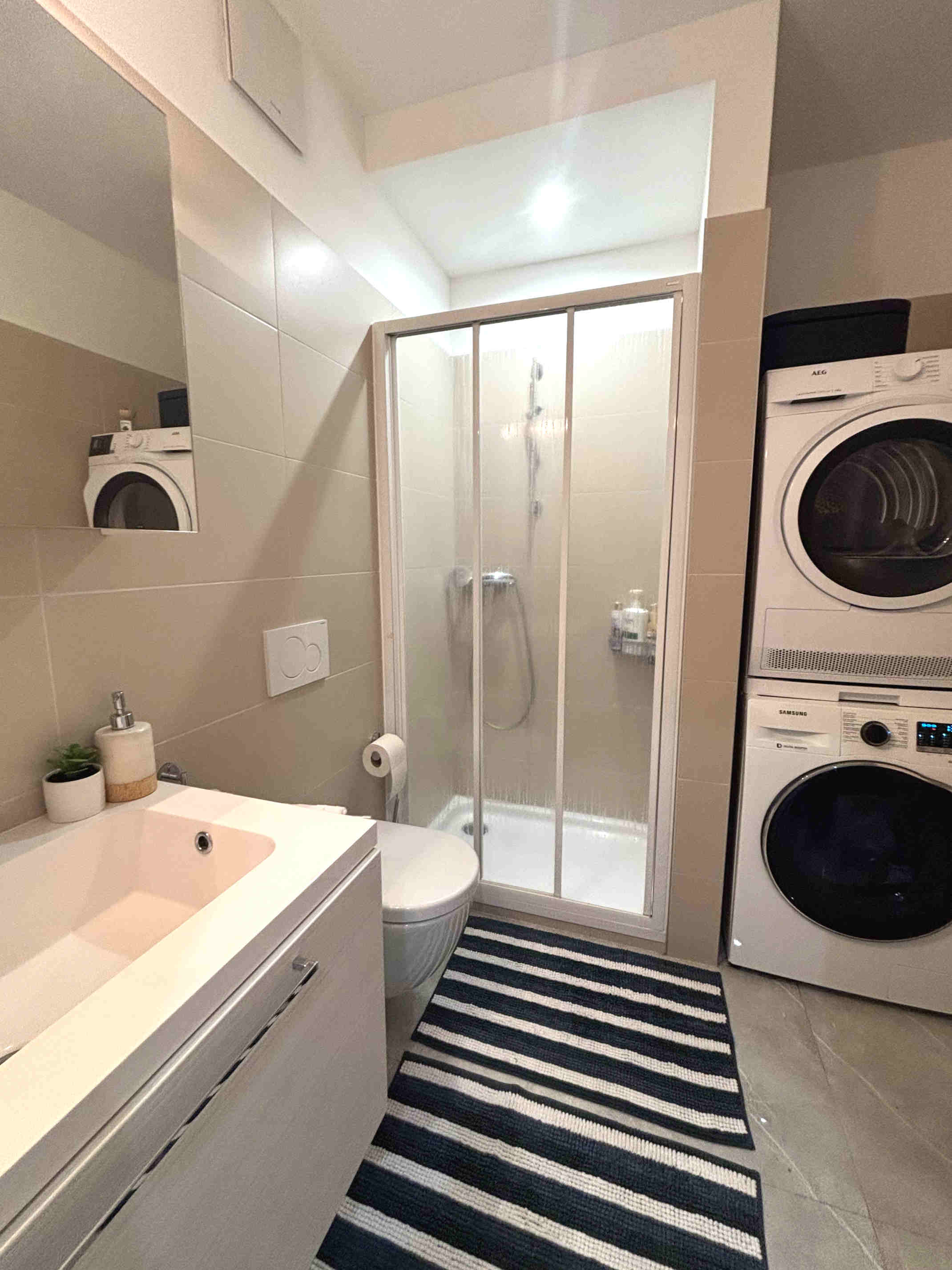 Modernes Badezimmer mit Waschmaschine und Trockner