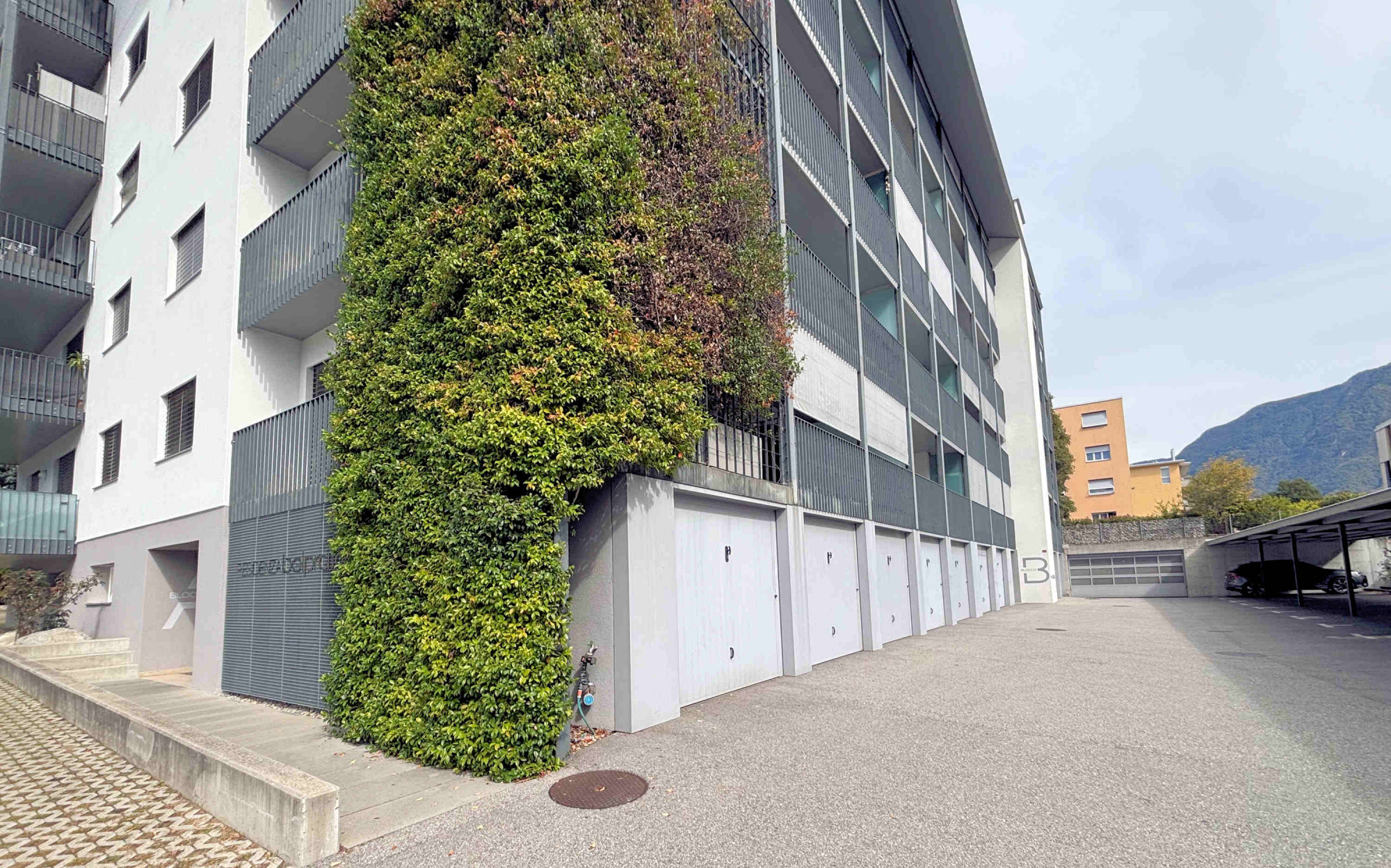 Moderner Wohnkomplex mit begrüntem Fassadenelement